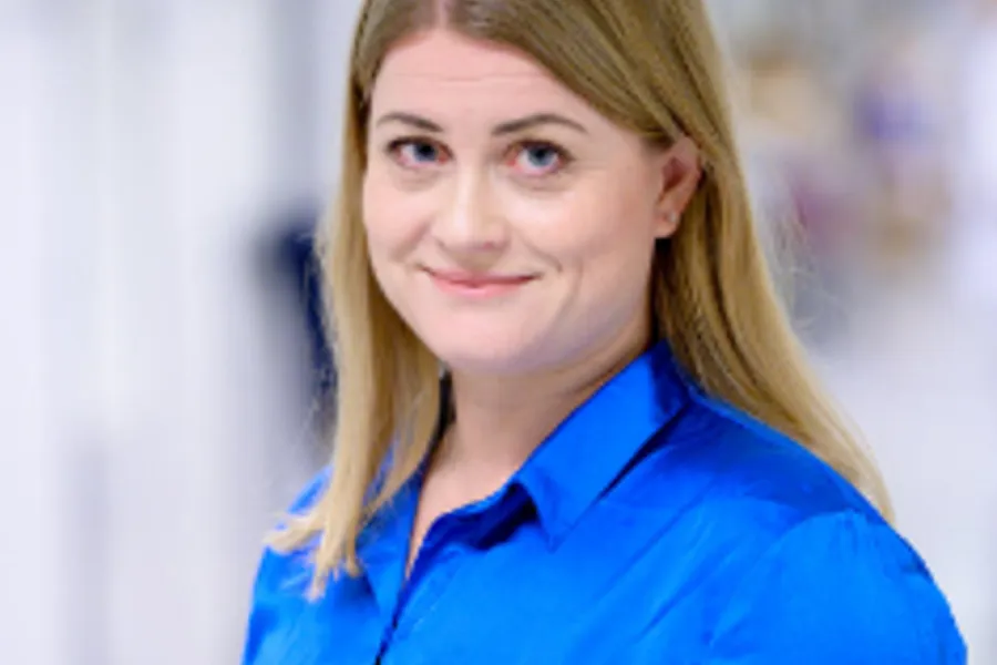 En kvinne i blå skjorte