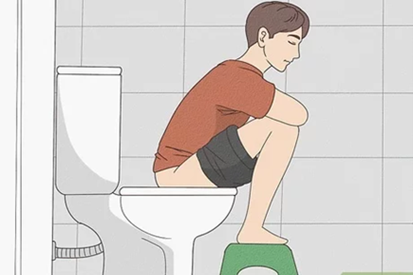 En person som sitter på en krakk