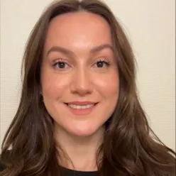 En kvinne med langt hår