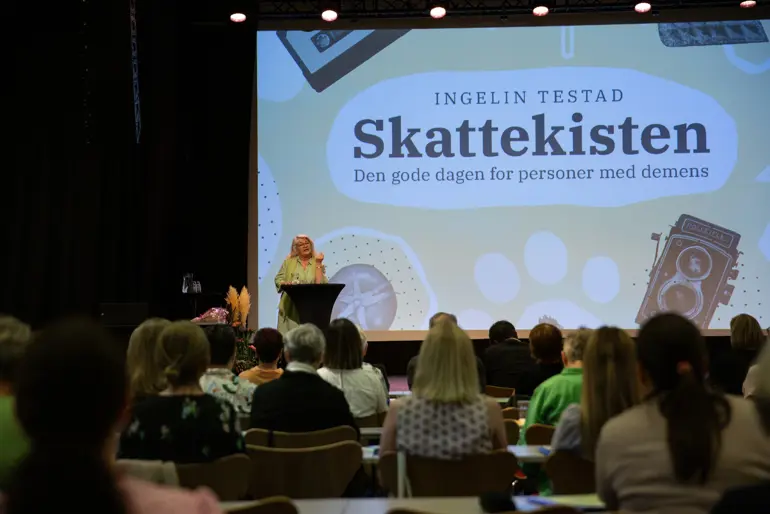 En person som holder en presentasjon for et publikum