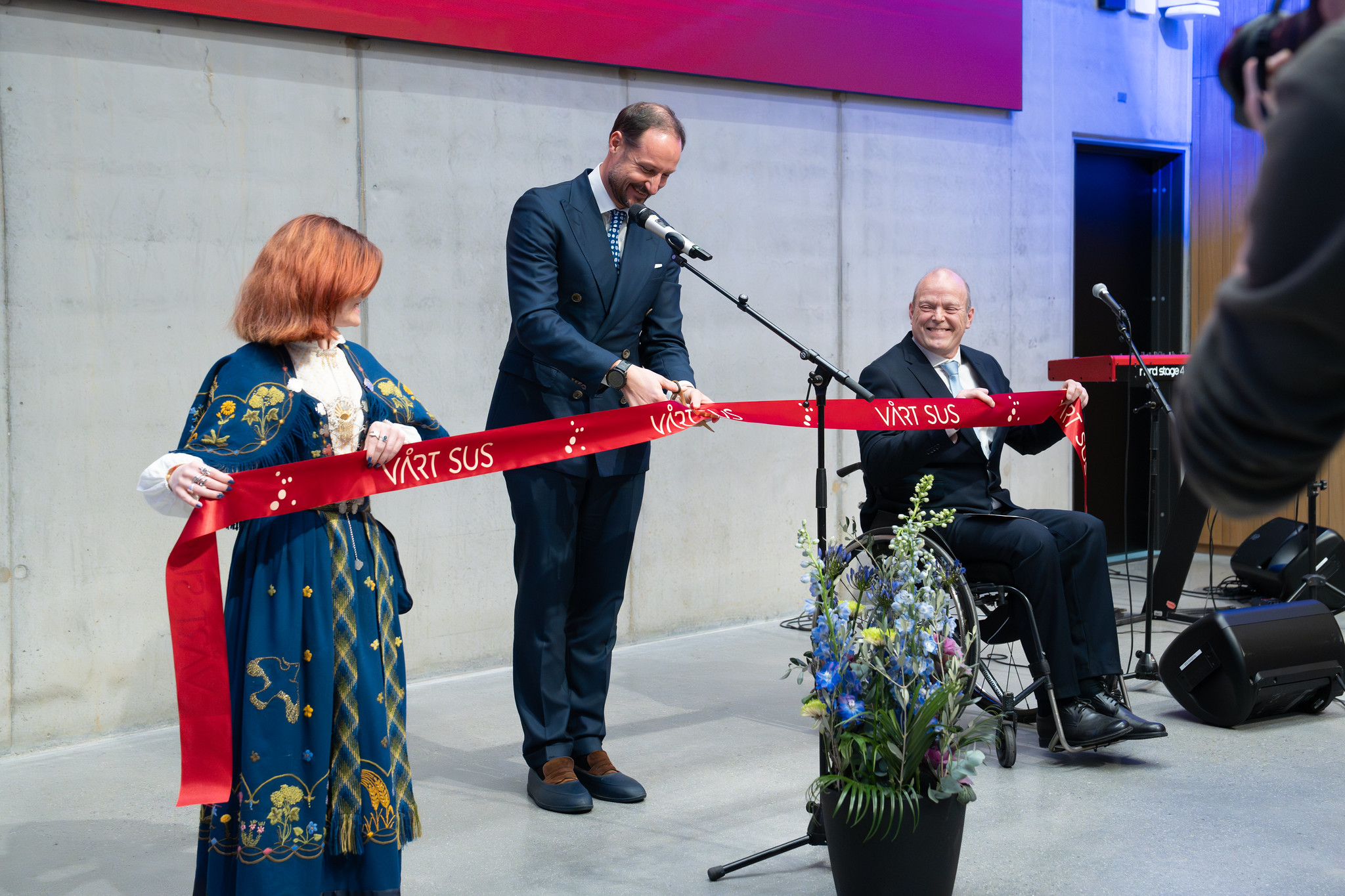 En mann som holder et rødt bånd