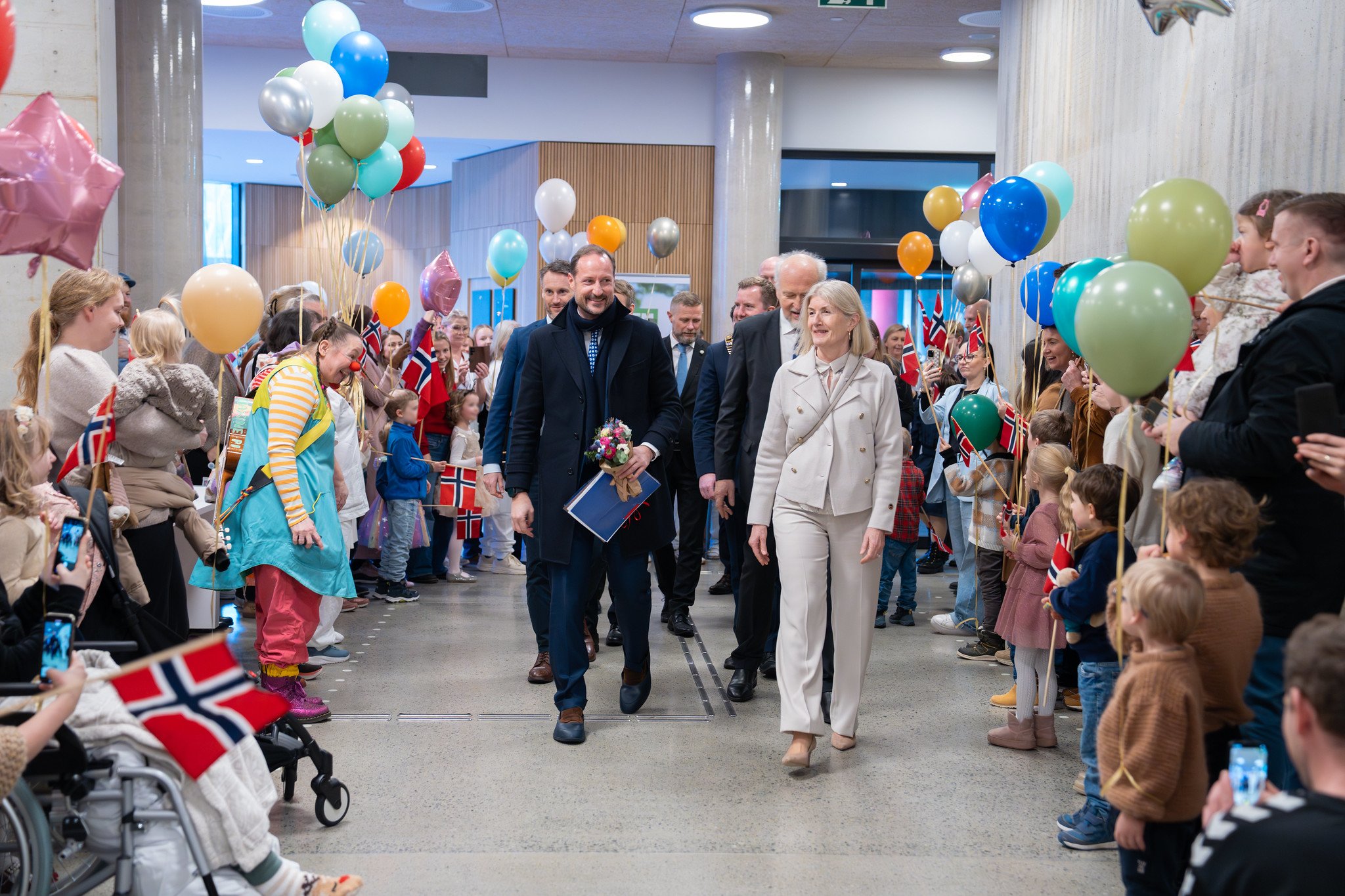 En gruppe mennesker i et rom med ballonger