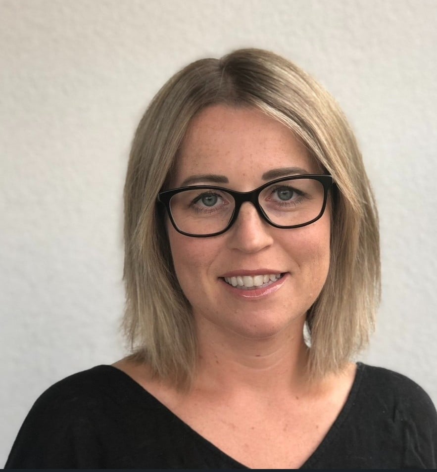 En kvinne med briller