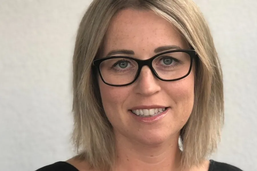 En kvinne med briller