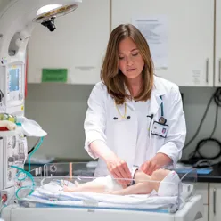 En person i hvit frakk