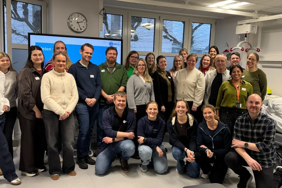 En gruppe mennesker som poserer for et bilde