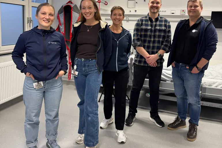 En gruppe mennesker som poserer for et bilde