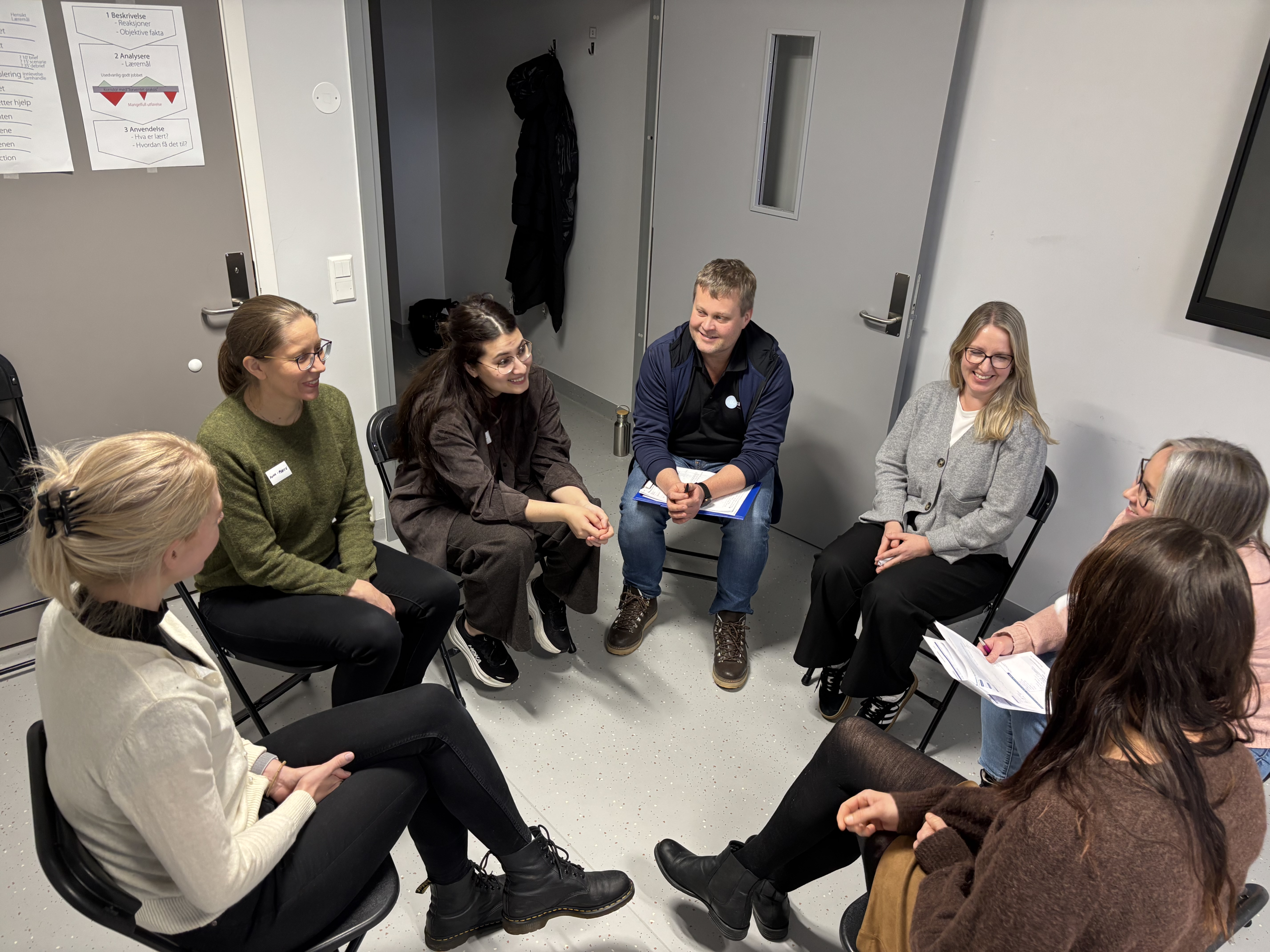 En gruppe mennesker som sitter i stoler