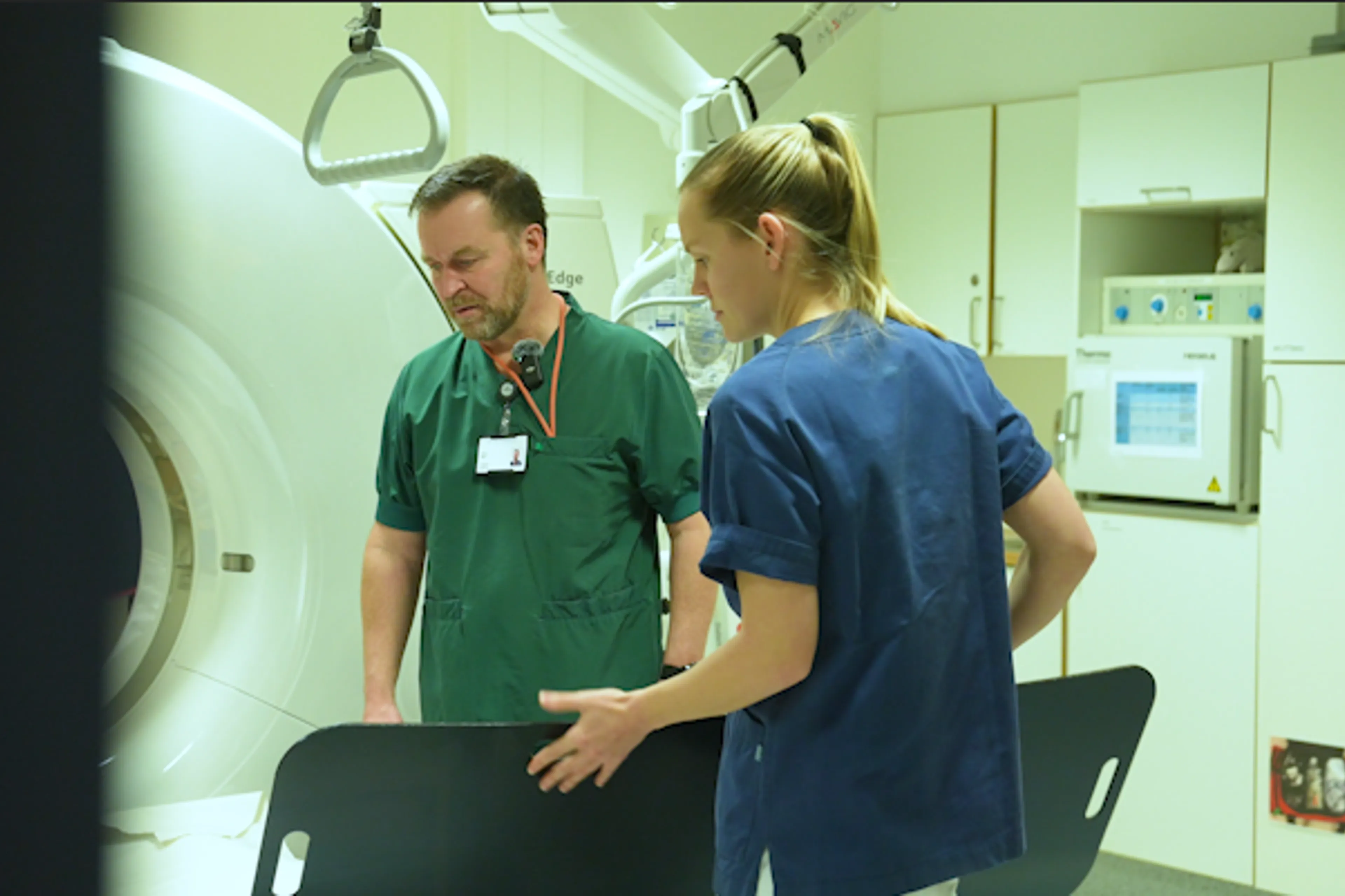En mann og en kvinne på et CT-rom