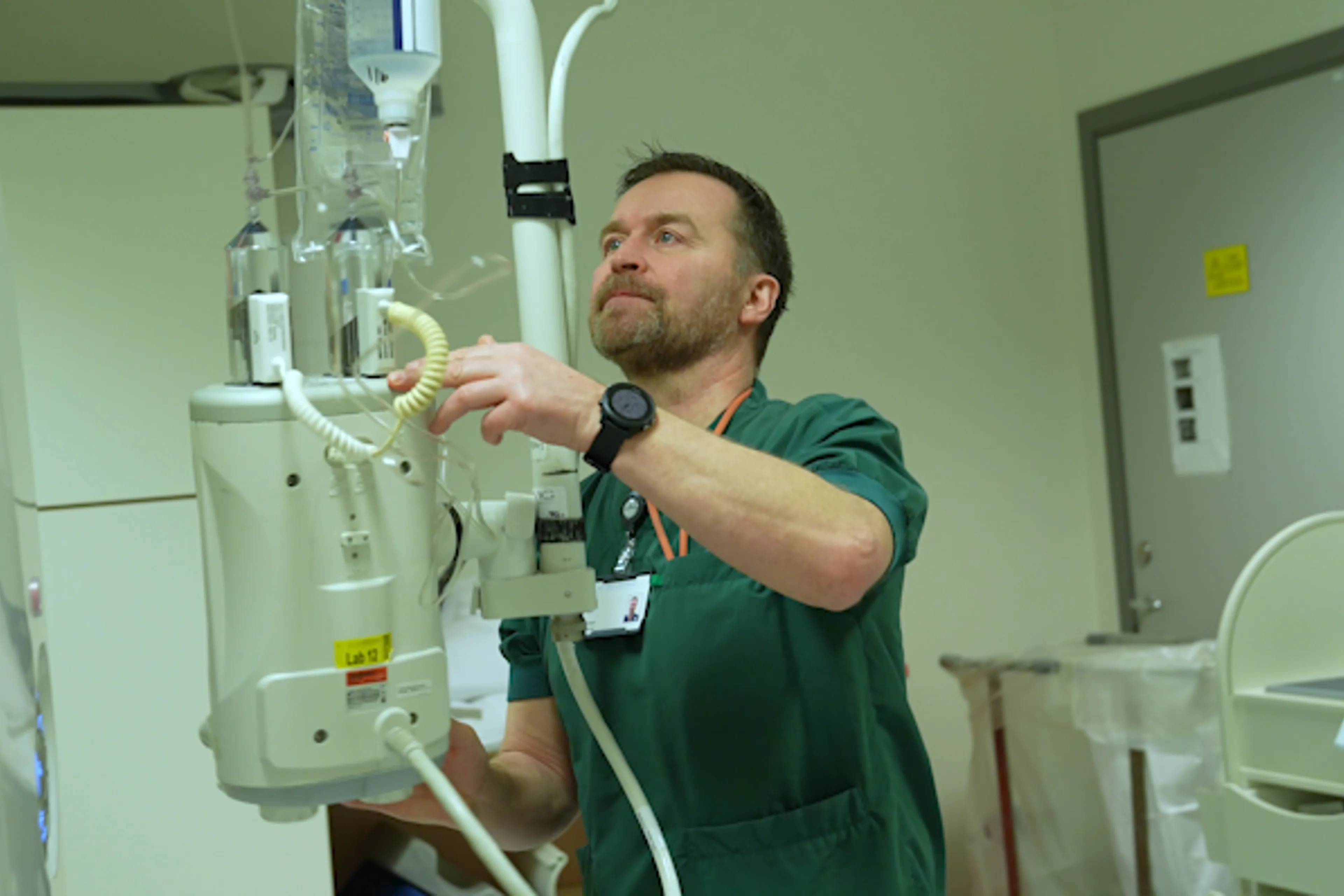 En mann som holder en kontrastveskemaskin