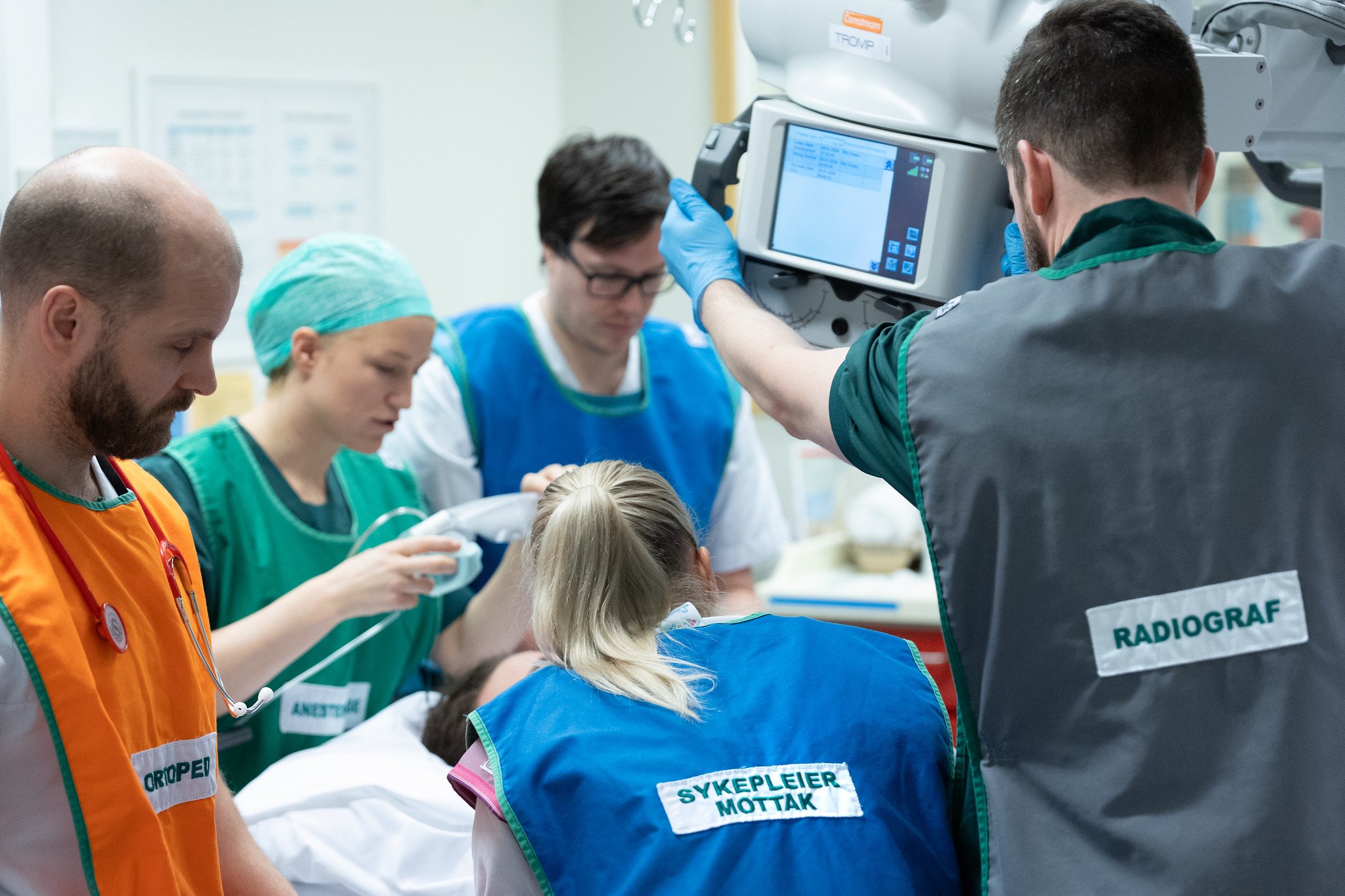 En gruppe mennesker i et rom