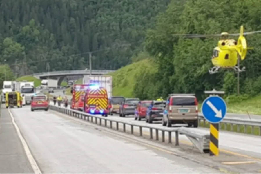 En vei med biler på