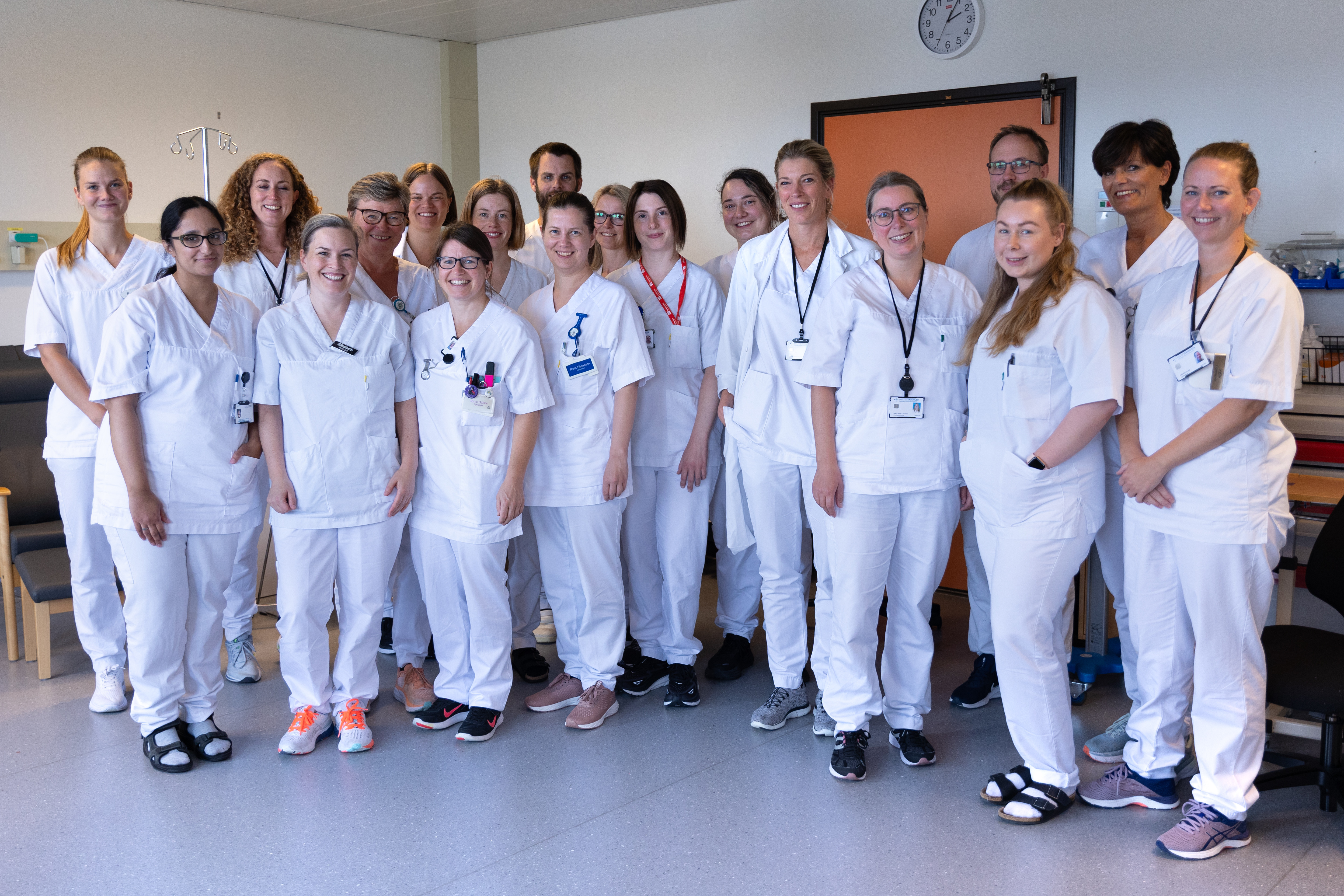 En gruppe mennesker iført hvite skjorter