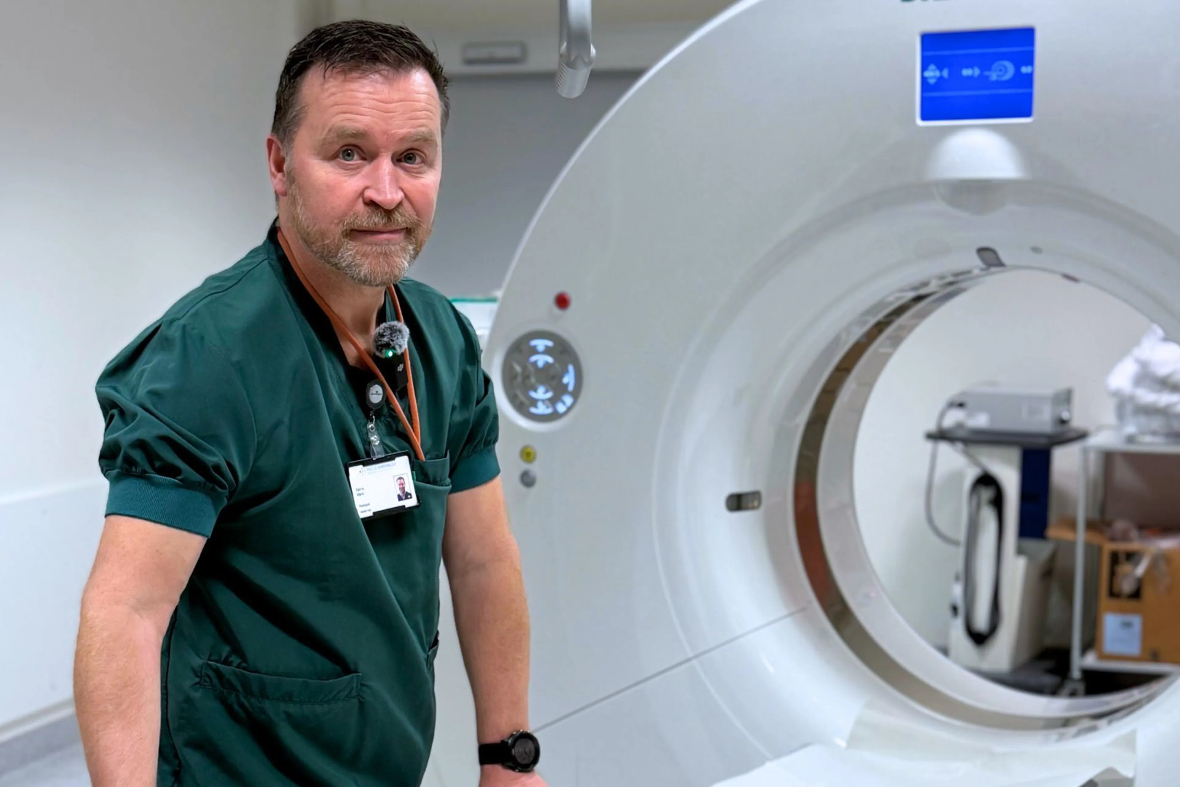 En mann som står ved siden av en vaskemaskin