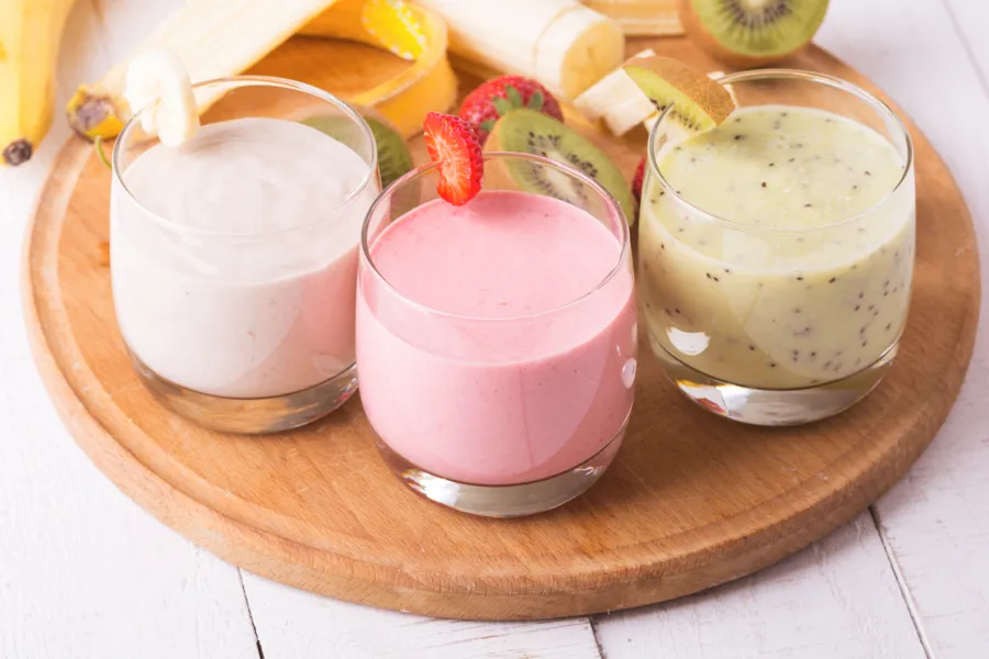 3 glass med smoothie og frukt