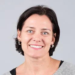 Et nærbilde av en person som smiler