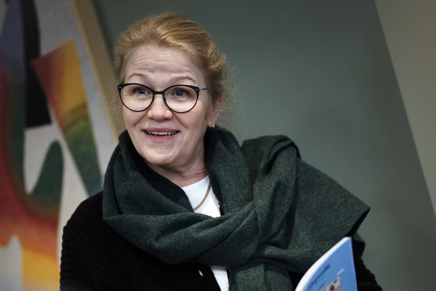 Kvinne holder en pamflett