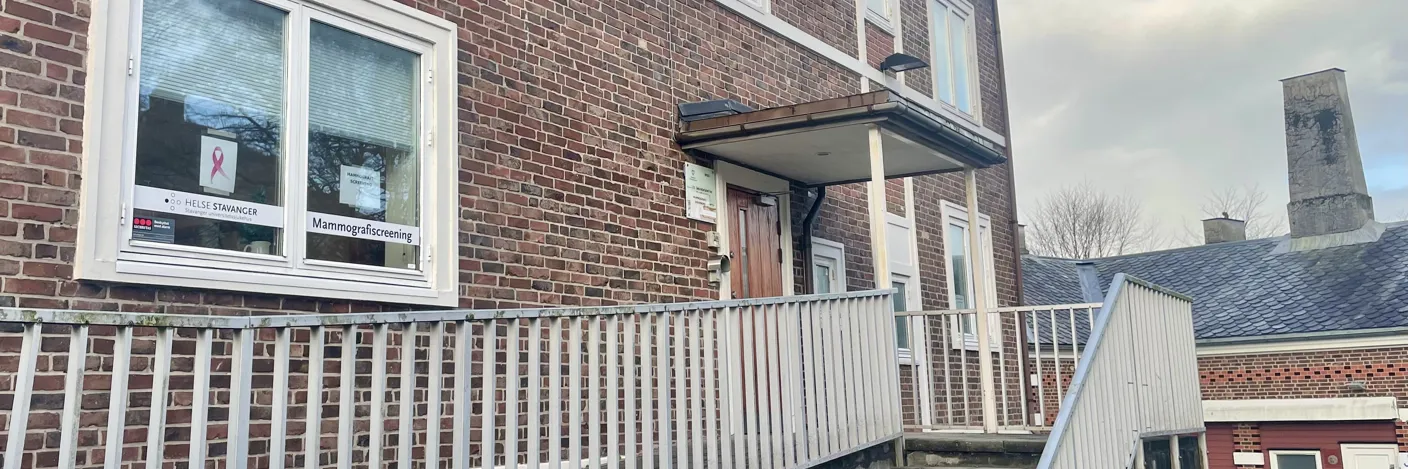 En murbygning med hvitt rekkverk