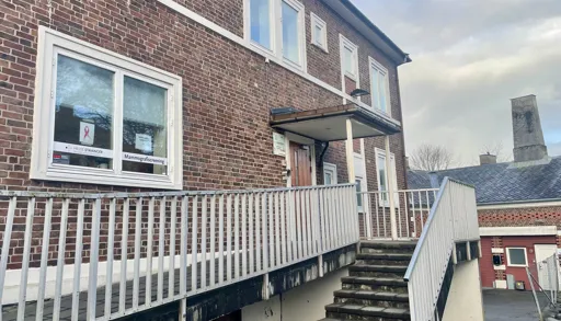 En murbygning med hvitt rekkverk