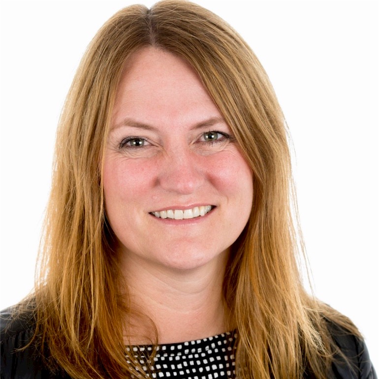 Et nærbilde av en kvinne som smiler