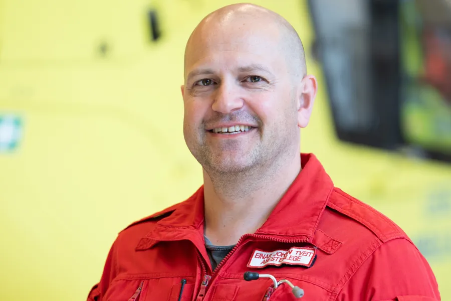 En mann i rød uniform