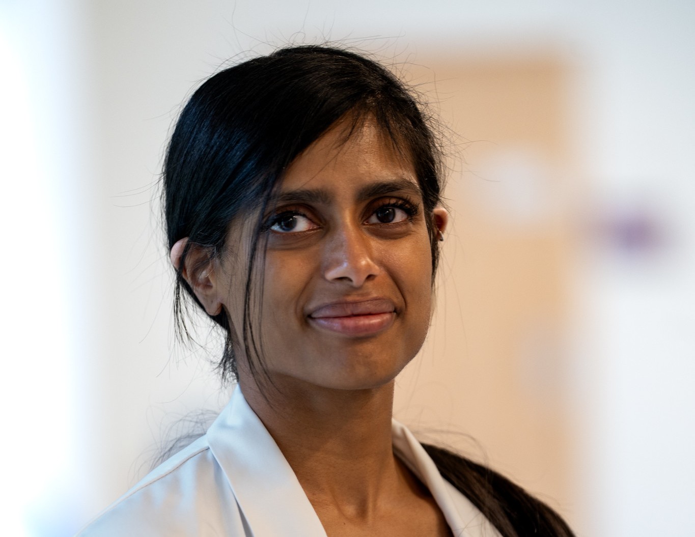 En kvinne i hvit frakk