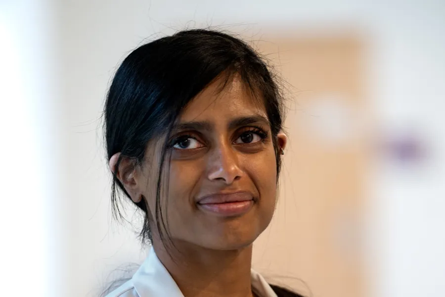 En kvinne i hvit frakk