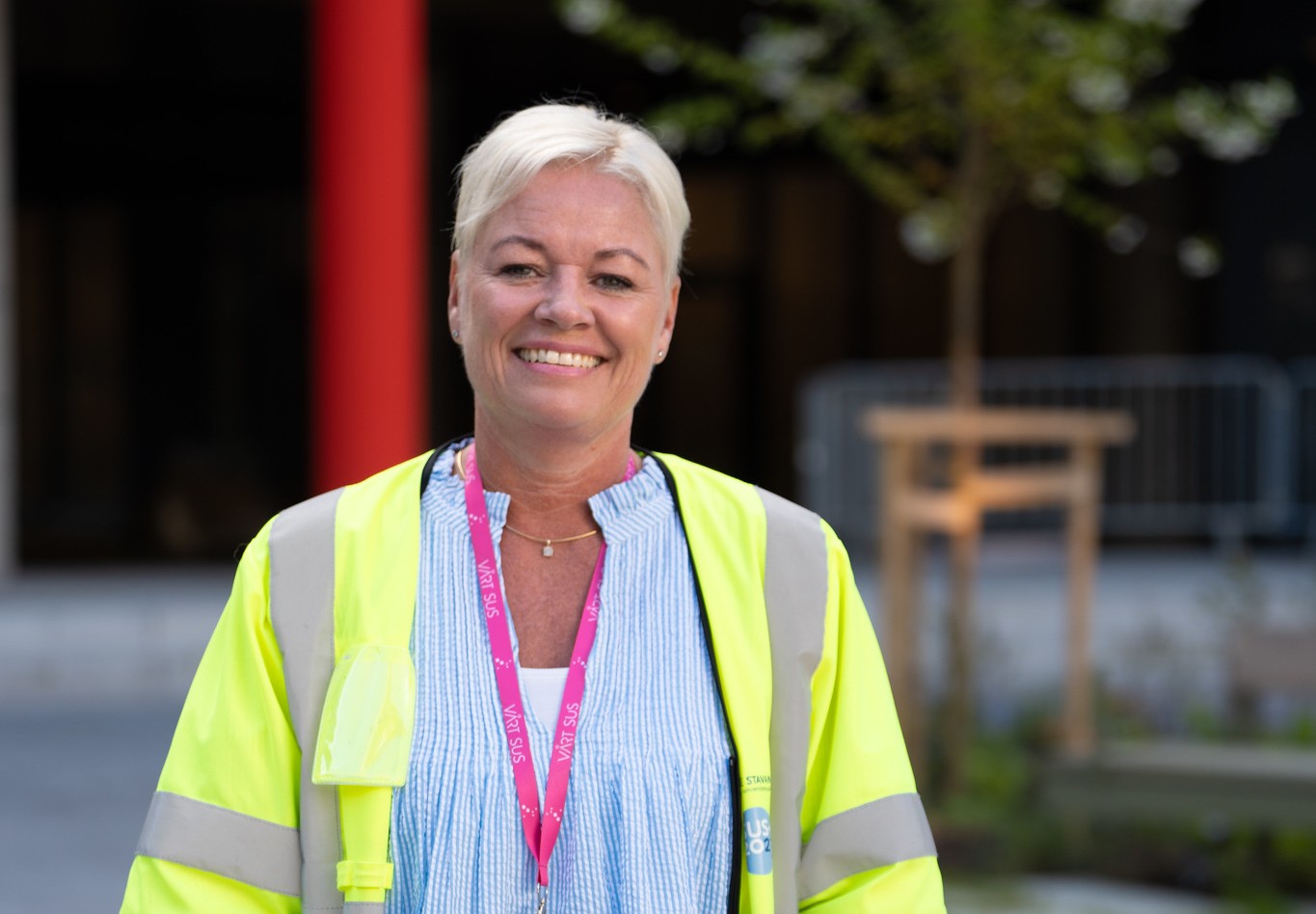 En person som har på seg sikkerhetsvest