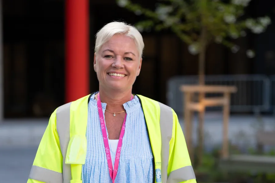 En person som har på seg sikkerhetsvest