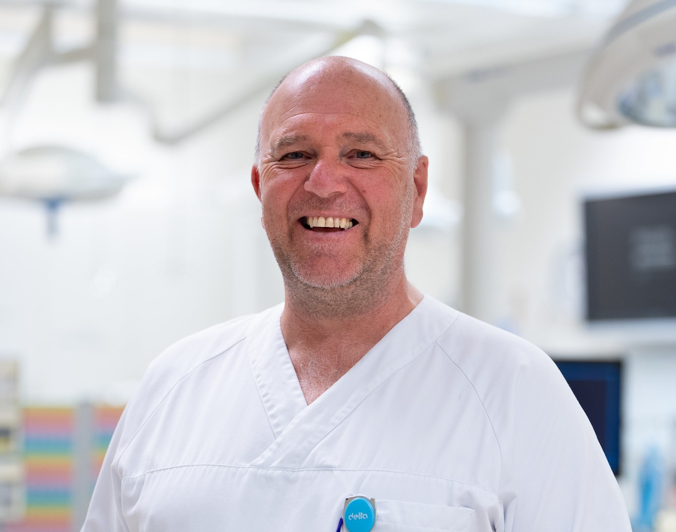 En mann iført hvit skjorte