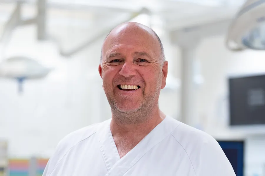 En mann iført hvit skjorte