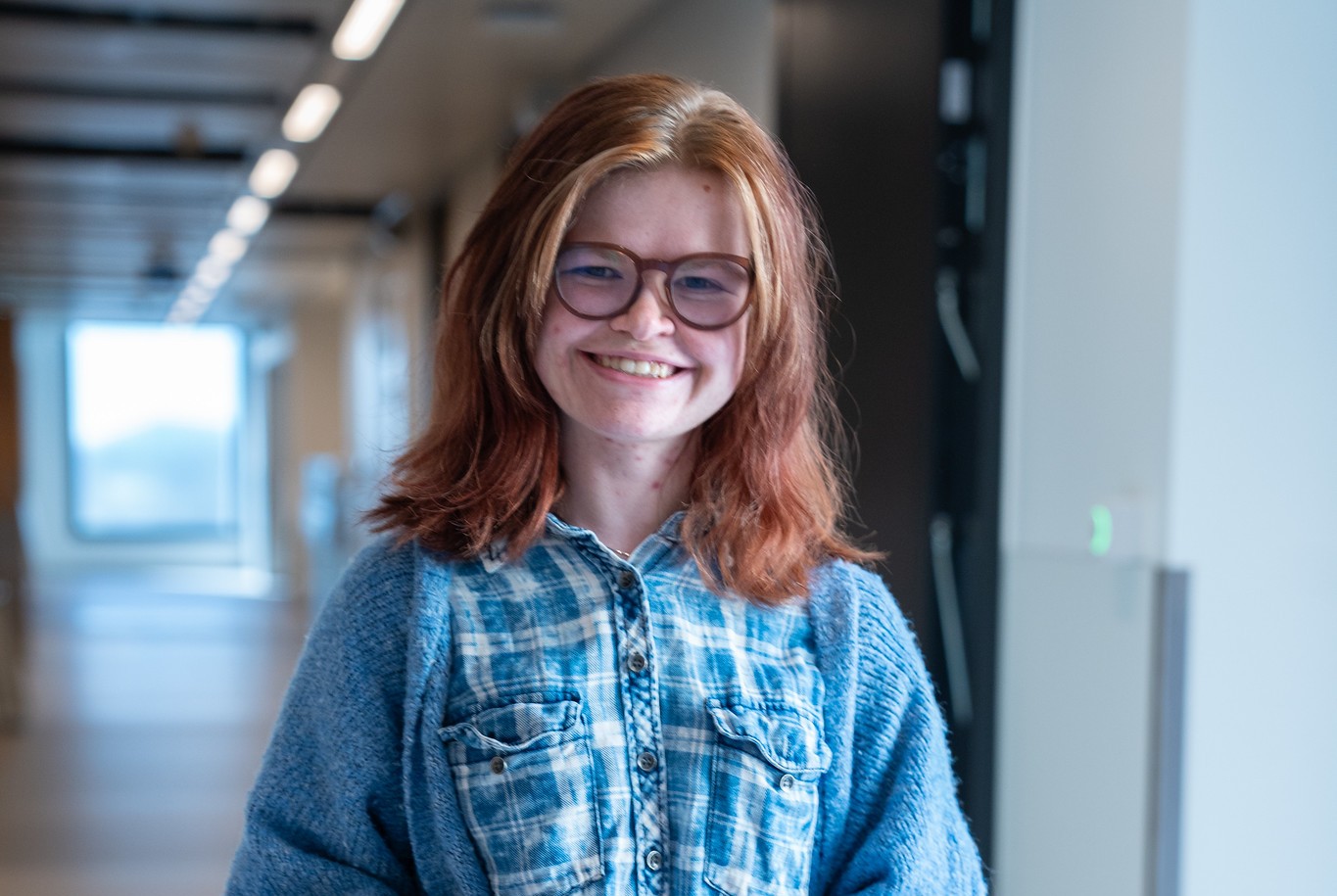 En person som bruker briller