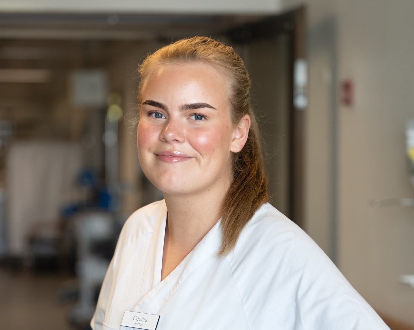 En person som har på seg en hvit frakk