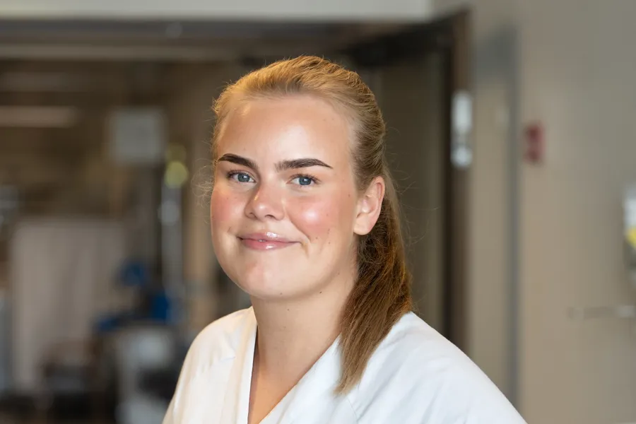 En person som har på seg en hvit frakk