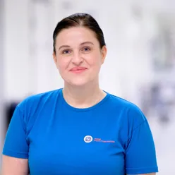 En mann i blå skjorte