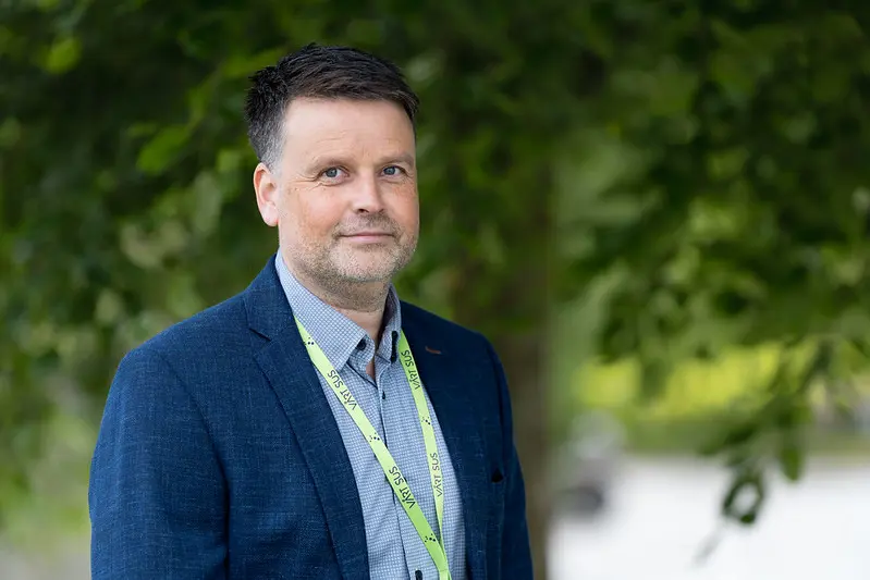 En mann i blå skjorte