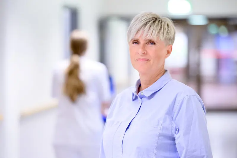 En lege i hvit frakk