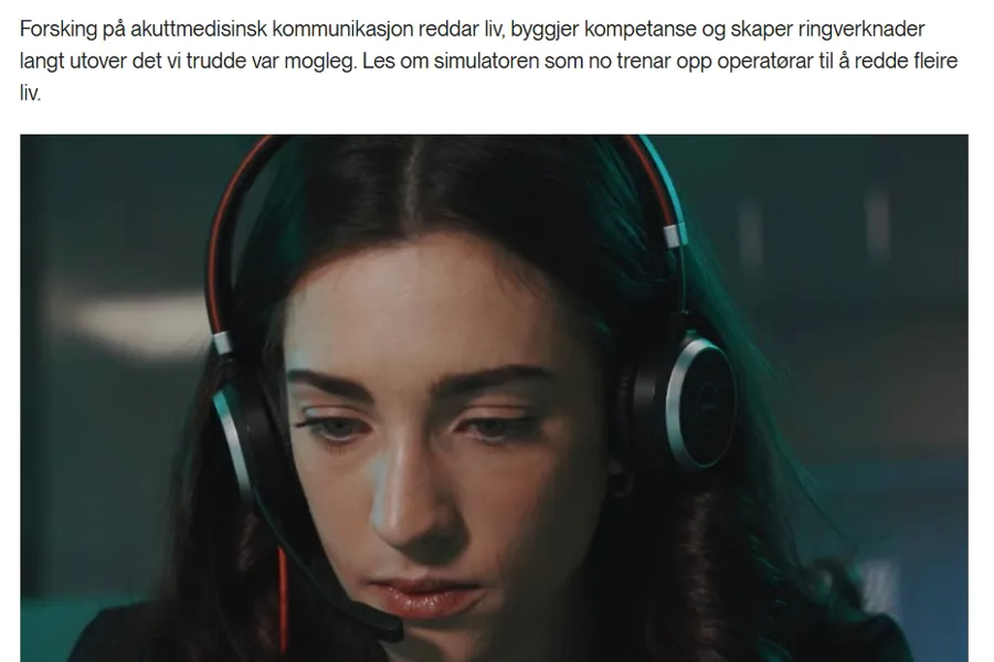 En kvinne med hodetelefoner