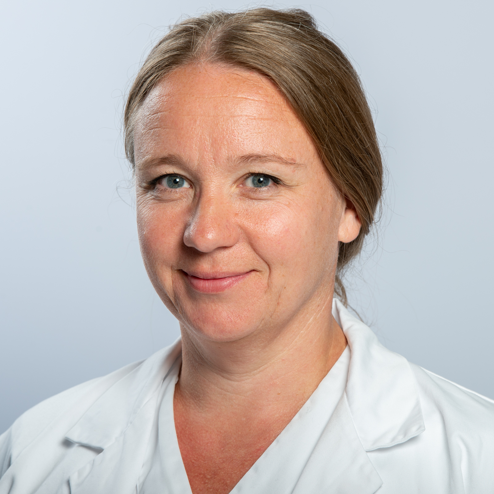 Et nærbilde av en kvinne som smiler