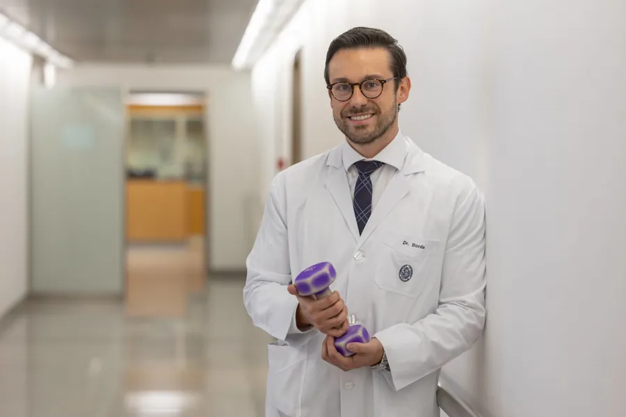 Forfatter av artikkel - En mann iført laboratoriefrakk