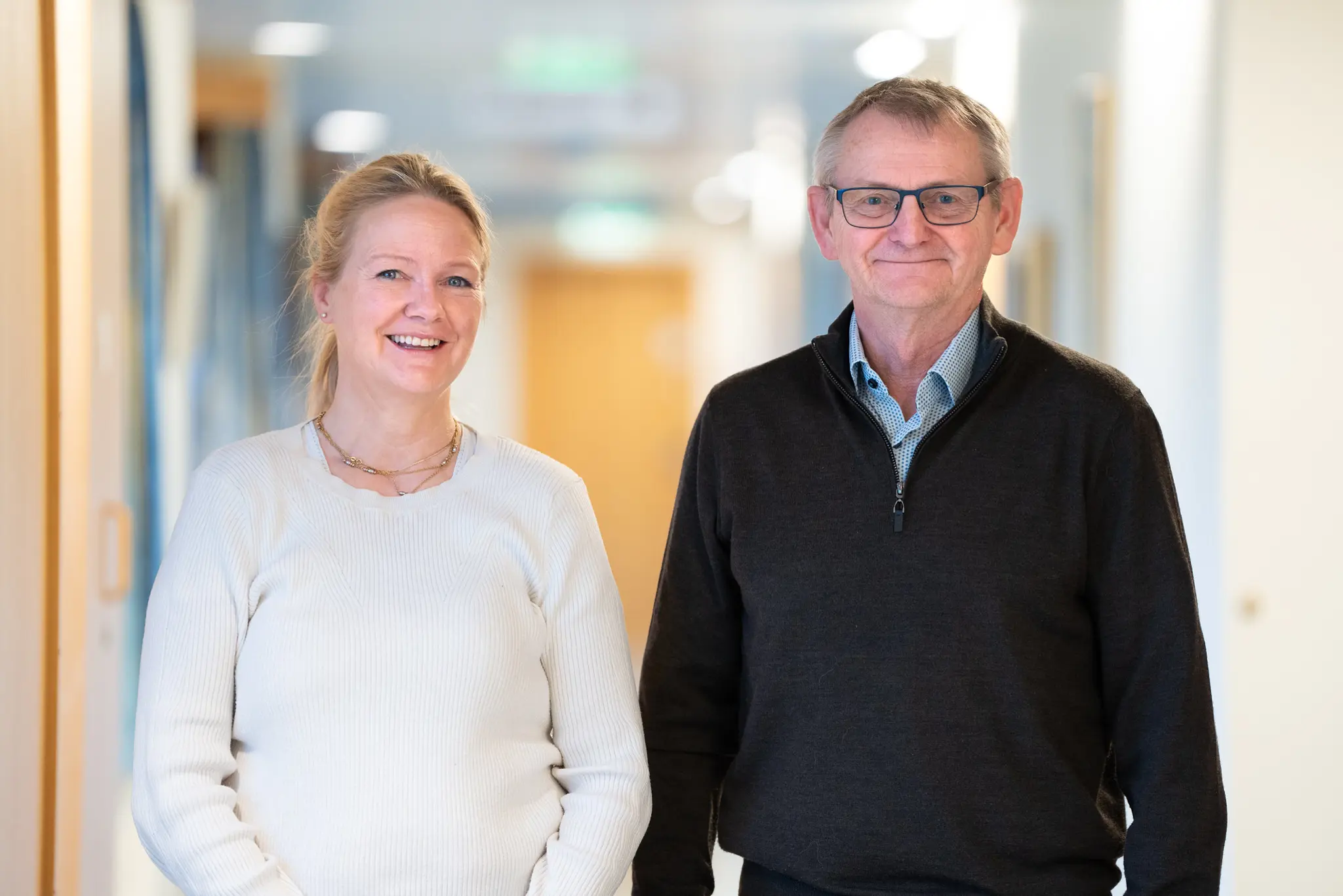 En mann og en kvinne som smiler