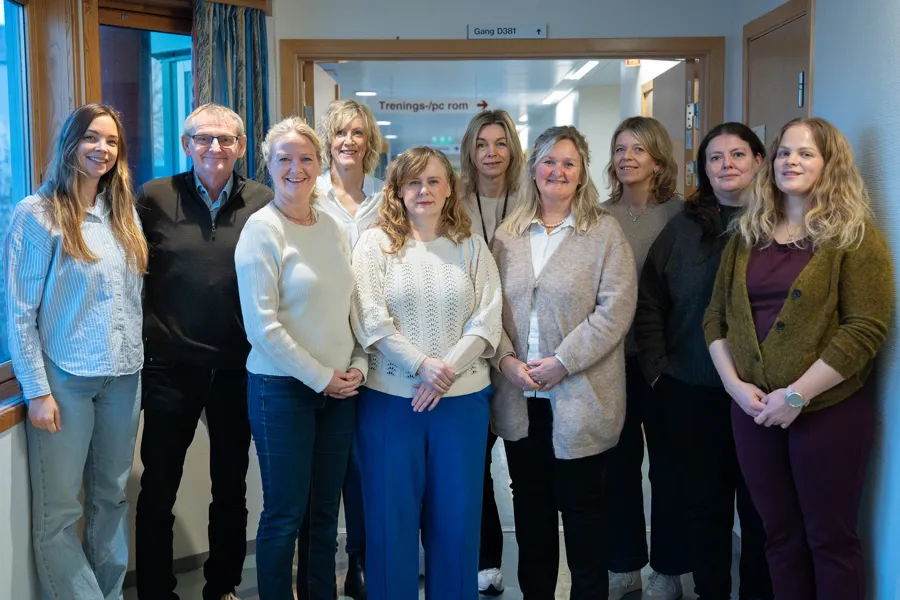 En gruppe mennesker som poserer for et bilde