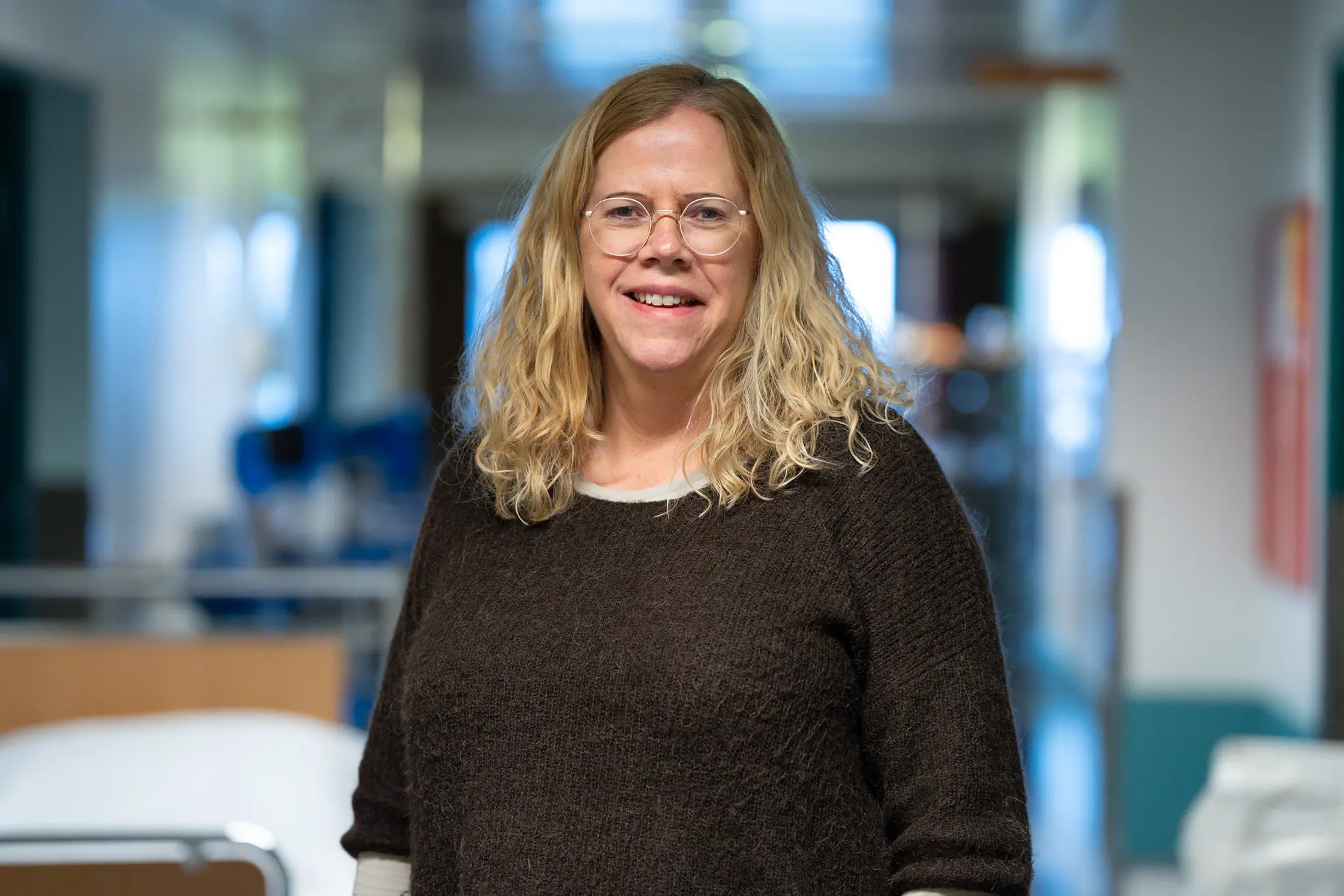 En kvinne som bruker briller