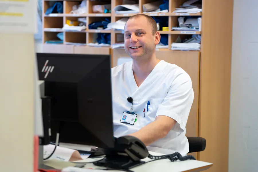 En mann som sitter ved et skrivebord