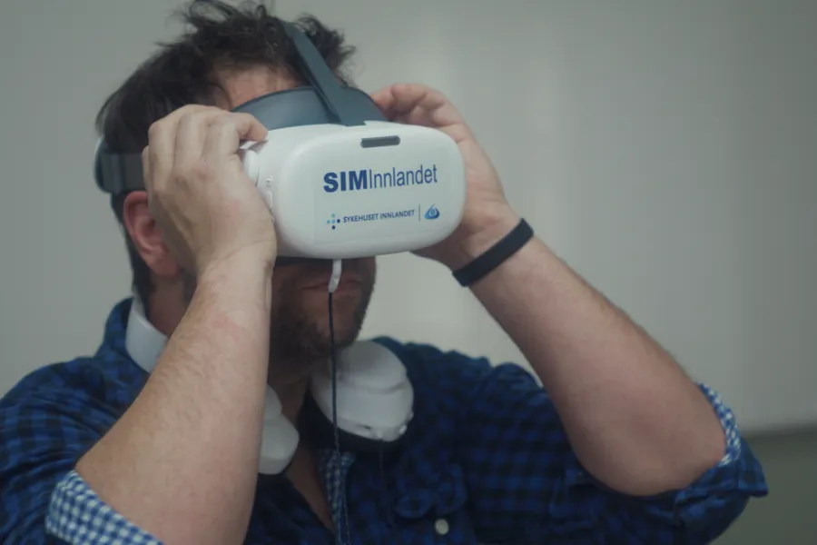 En mann som holder et kamera