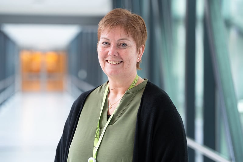 En person som smiler til kameraet