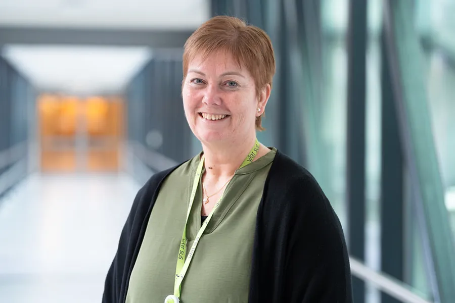 En person som smiler til kameraet