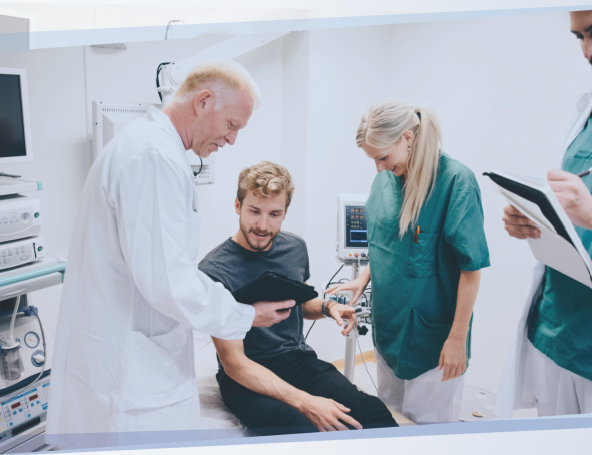 En gruppe mennesker i et rom