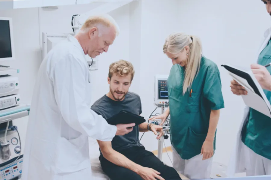 En gruppe mennesker i et rom