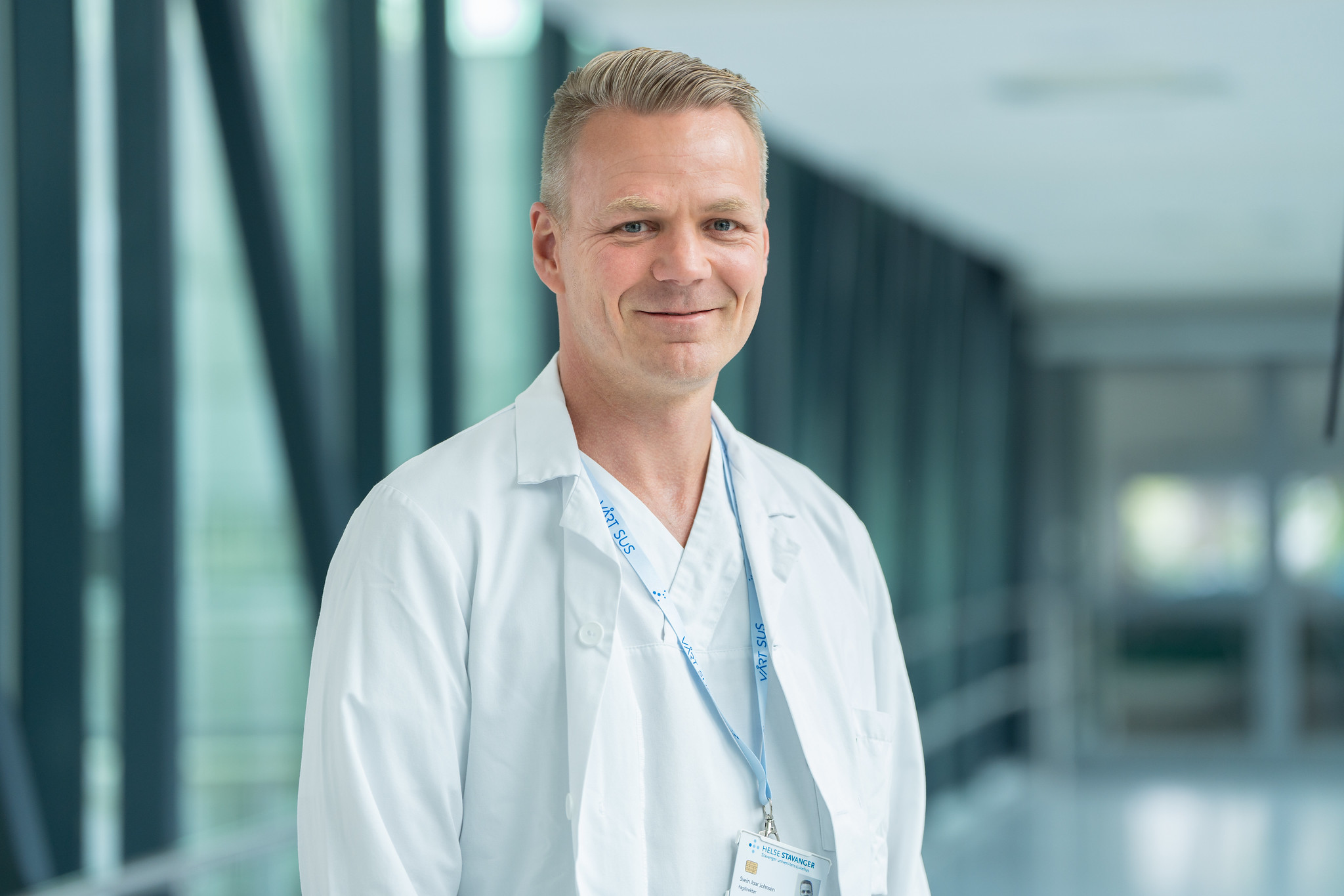 En mann iført hvit skjorte og stetoskop